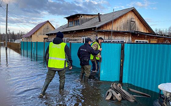 Полицейские Якутии оказывают помощь при ликвидации последствий паводка в Горном районе