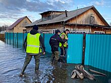 Полицейские Якутии оказывают помощь при ликвидации последствий паводка в Горном районе