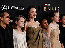 Дочь Анджелины Джоли появилась на ковровой дорожке в старом платье матери