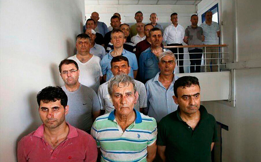 Власти Турции опубликовали фото генералов, арестованных после неудачной попытки военного переворота. В центре с перебинтованным ухом стоит предполагаемый руководитель путча — Акын Ёзтюрк, бывший командующий турецких ВВС