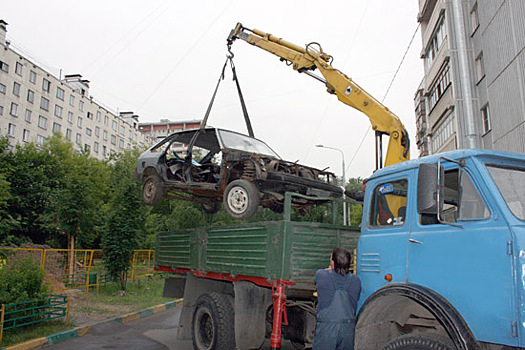 В Головинском районе выявляют брошенный и разукомплектованный автотранспорт