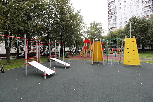 Спортивные комплексы для взрослых и малышей появились во дворе на улице Менжинского