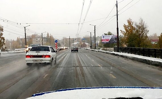 Не день жестянщика? Снег в Карелии завалил дачи, дороги и поднял цены на такси