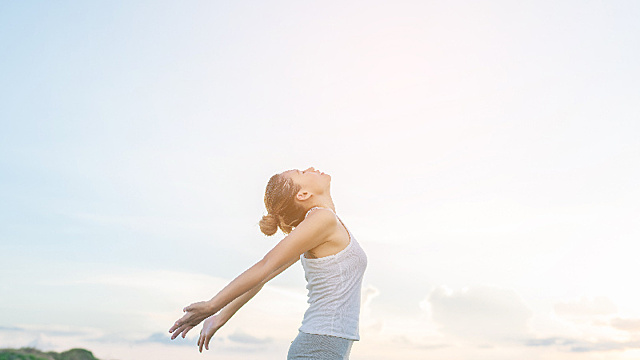 Гороскоп на сегодня, 12 октября: Водолеям надо беречь здоровье, а Овнам провести время с семьёй