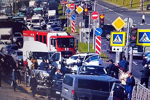 МЧС: в Санкт-Петербурге 16 человек пострадали в аварии с участием 12 машин
