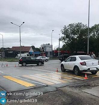 В Калининграде две легковушки неаккуратно встретились на перекрёстке, пострадал один человек