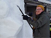 «Гиперборейские» скульпторы сваяли скульптуру из снега в память об Успенской церкви