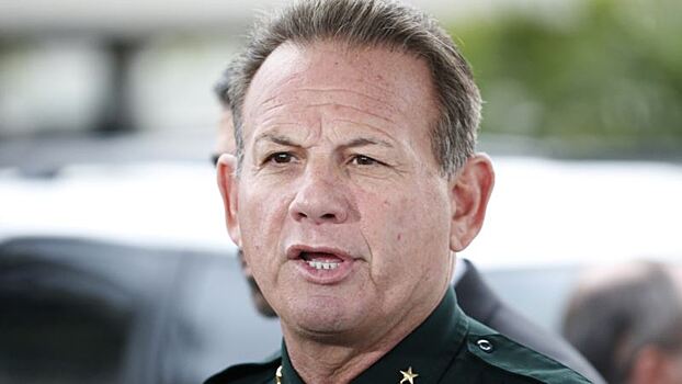 Адвокат: полицейский, который не остановил стрелка во Флориде, не струсил