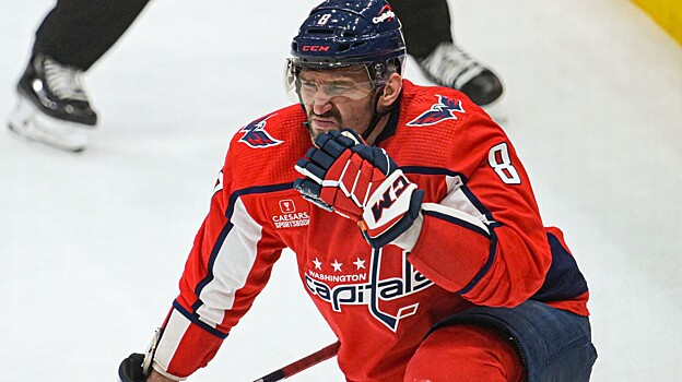 Овечкин ткнул клюшкой американца и получил удар в ответ в матче НХЛ