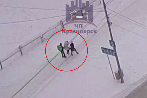 Курьер службы доставки ударил по голове незнакомую девушку на улице Красноярска