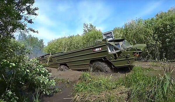 Посмотрите, как советский грузовик ЗИЛ-157 тянет из болота ракетовоз-амфибию БАЗ-5937
