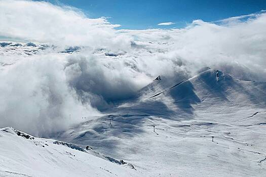 На популярном горнолыжном курорте Сочи сошла лавина и завалила туристов