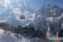 Спуск со склона Эльбруса с факелами дал начало горнолыжному сезону в Приэльбрусье