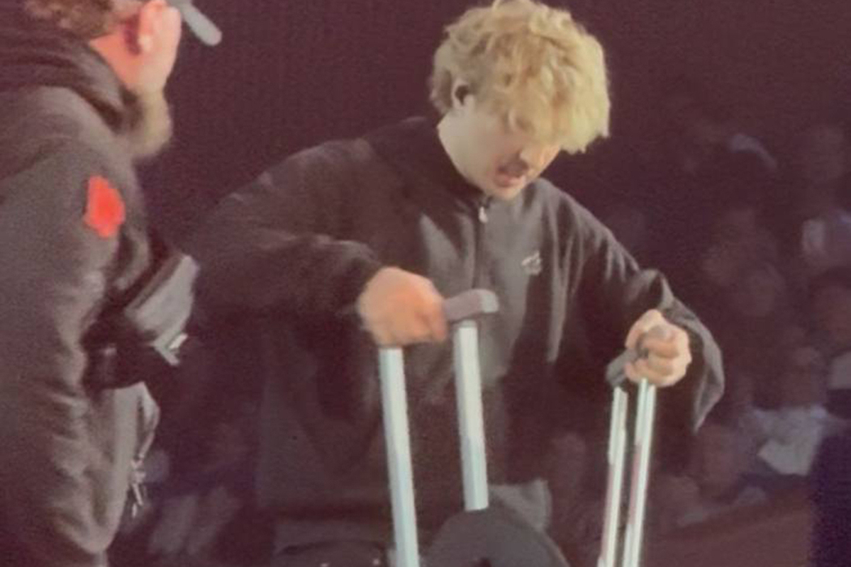 Все оказалось серьезно: травмированный Егор Крид появился в Кремле на костылях и в коляске