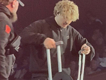 Травмированный Егор Крид появился в Кремле на костылях и в коляске