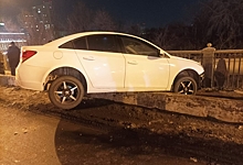 В Омске на Комсомольском мосту «Шевроле» влетела в ограждение, сбив пешехода