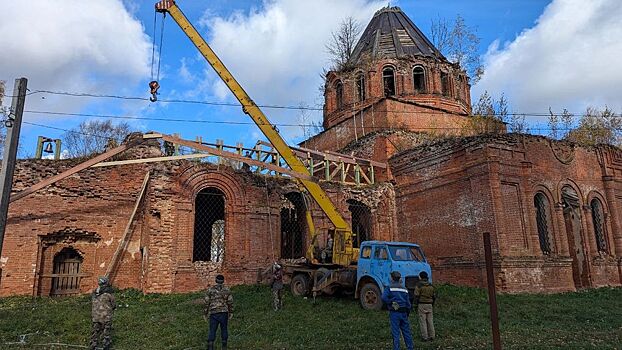 Стропила установили над трапезной храма в удмуртском Пышкете
