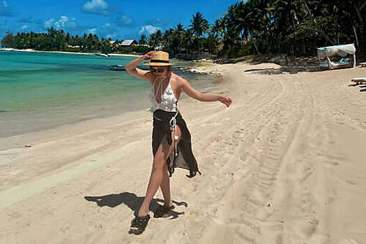 Актриса Елизавета Арзамасова снялась в купальнике