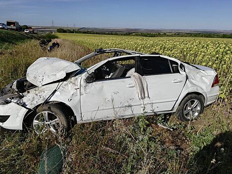 Водитель Opel Astra слетел с дороги под Саратовом