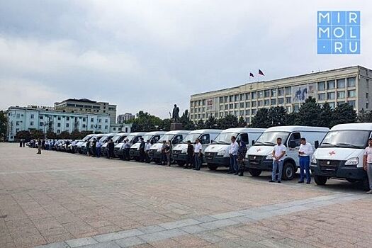 Сергей Меликов вручил ключи от спецмашин главным врачам медучреждений Дагестана