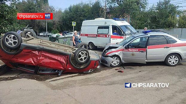 В Энгельсе «Kia» перевернулась на крышу от удара о машину Росгвардии