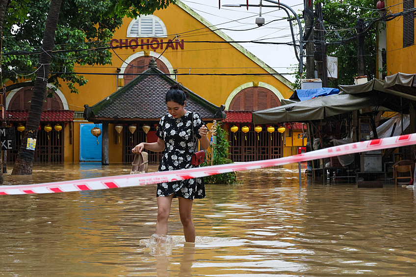 Девушка у здания рынка в городе в Хойане