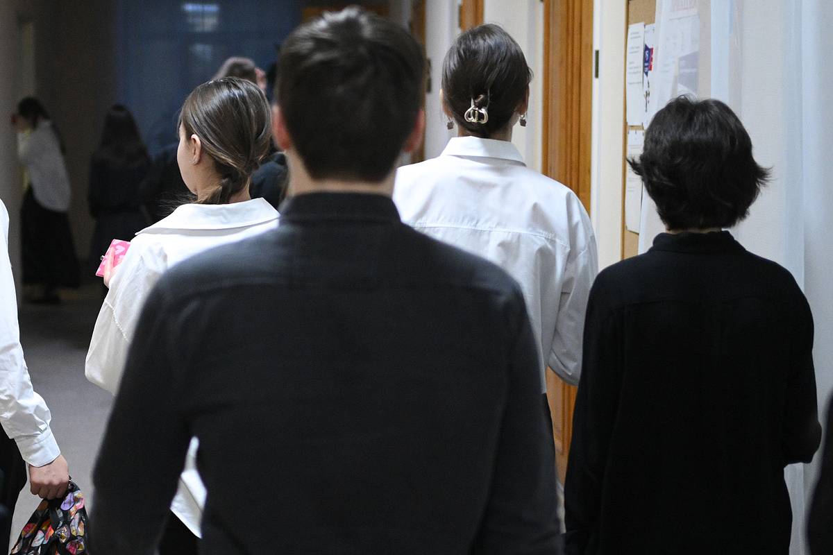 Учителей в российском регионе обязали следить за разговорами детей в школах