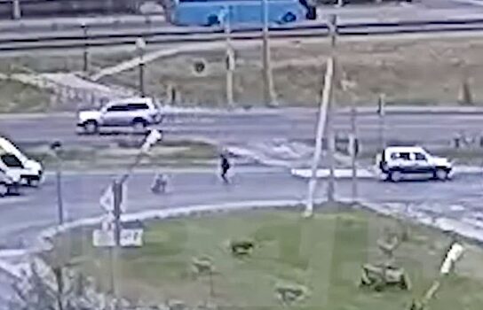 В Новом Уренгое ребенок выпал из машины на полном ходу