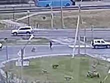 В Новом Уренгое ребенок выпал из машины на полном ходу