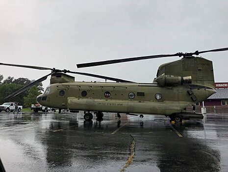 Военный вертолет США экстренно сел на парковке бара