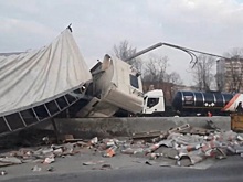 Фура перевернулась и вылетела на встречную полосу на МКАД. Видео