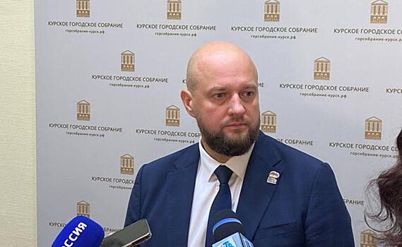 Мэр Курска Евгений Маслов вновь раскритиковал курян, паркующихся на тротуарах и газонах