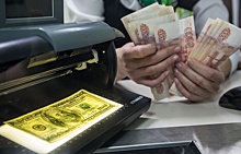 73,74 рубля составил курс доллара на Московской бирже