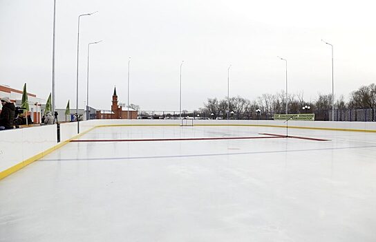 Новый хоккейный корт открыли в Кургане в парке «Молодежный»