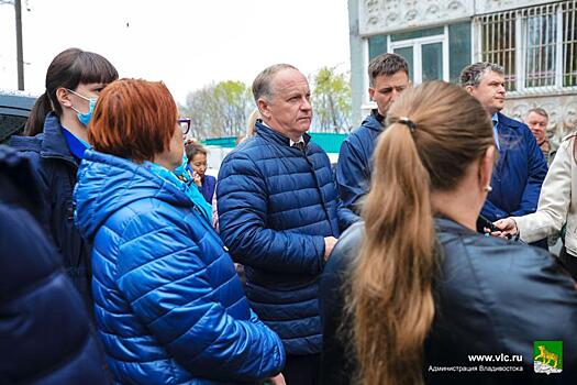 Мэр Владивостока продолжает следить за работой УК и обсуждать проблемы с местными жителями