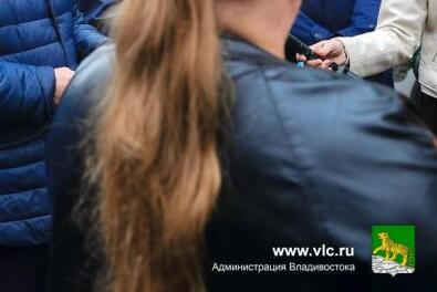Мэр Владивостока продолжает следить за работой УК и обсуждать проблемы с местными жителями