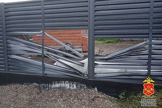 В Новокузнецке женщина выломала металлический забор, так как не могла его обойти