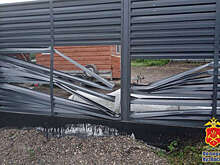 В Новокузнецке женщина выломала металлический забор, так как не могла его обойти