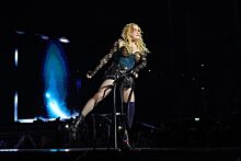 Реакция королевы: танцор уронил Мадонну со стула прямо во время концерта