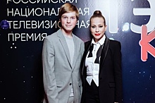 Барановская пришла на премию ТЭФИ-KIDS в костюме и с сыном, а Алсу — в жакете с разрезами