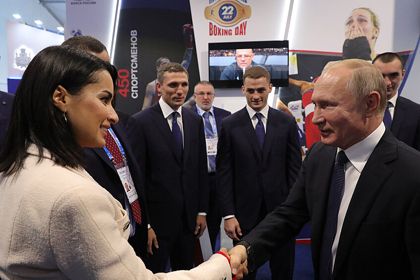 Президент РФ Владимир Путин и Тина Канделаки во время посещения выставки «Современный спорт» в Нижнем Новгороде, 2019 год