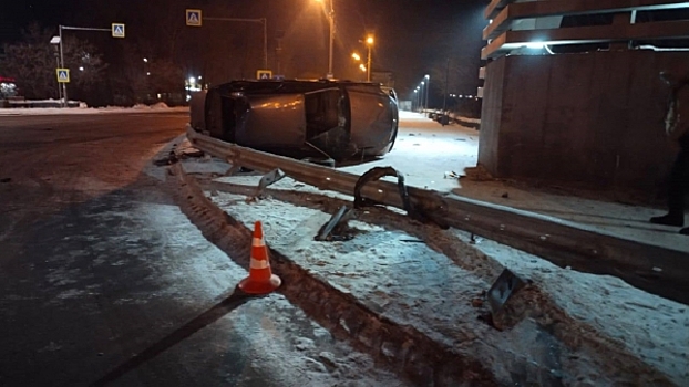 Иномарка в Иркутске улетела на тротуар и перевернулась