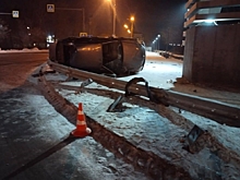 Иномарка в Иркутске улетела на тротуар и перевернулась