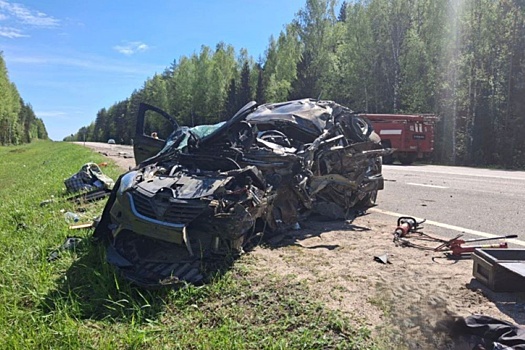 Тягач протаранил два легковых автомобиля в Костромской области