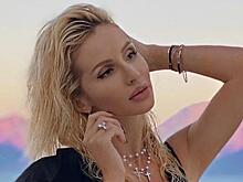 Лобода показала сексуальное фото в бикини