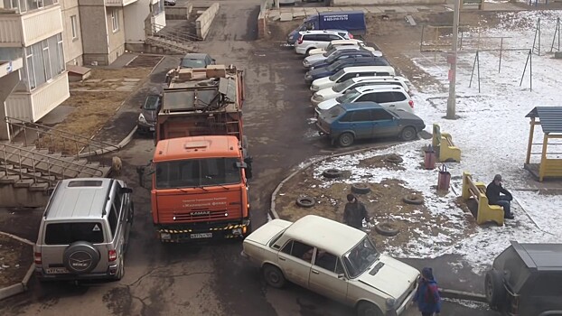 Красногорск. Легковые автомобили vs мусоровозы