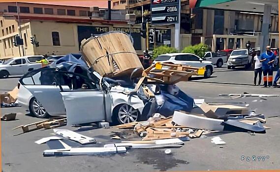 Большегруз без тормозов протаранил автомобиль и едва не сбил пешехода