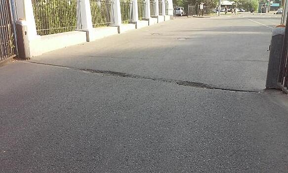 Рекламные объявления убрали в подъезде