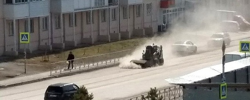 «Пускает пыль в глаза»: Новосибирцы недовольны уборкой пыли в городе