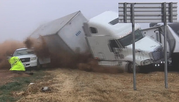 Туман стал причиной впечатляющего ДТП на трассе в США. Видео